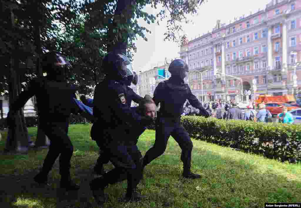 Police swooped on another demonstrator. RFE/RL&#39;s Moscow correspondent Matthew Luxmoore said it felt like a state of emergency had been declared in Moscow.