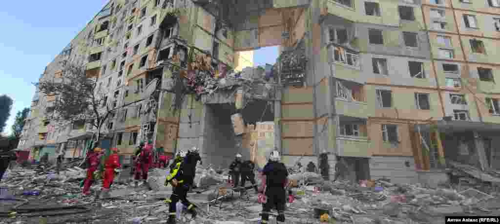 Rescue teams at the scene of a Russian strike on an apartment block in Kharkiv on September 24.&nbsp; Kharkiv Mayor Ihor Terekhov announced that two residential areas in the northeastern city of Ukraine had been hit with Russian glide bombs, killing at least three people.&nbsp;