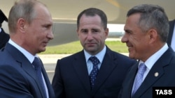 Vladimir Putin (left) with Tatar President Rustam Minnikhanov (right) in Kazan in 2012