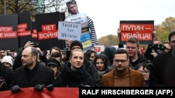 Vladimir Kara-Murza (left), Yulia Navalnaya, widow of the late Russian opposition leader Aleksei Navalny (center), and Ilya Yashin march in Berlin on November 17.